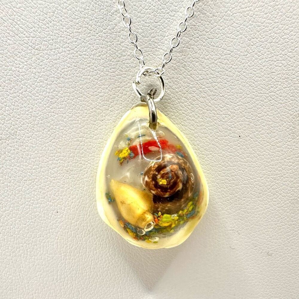 Shell design pendant necklace